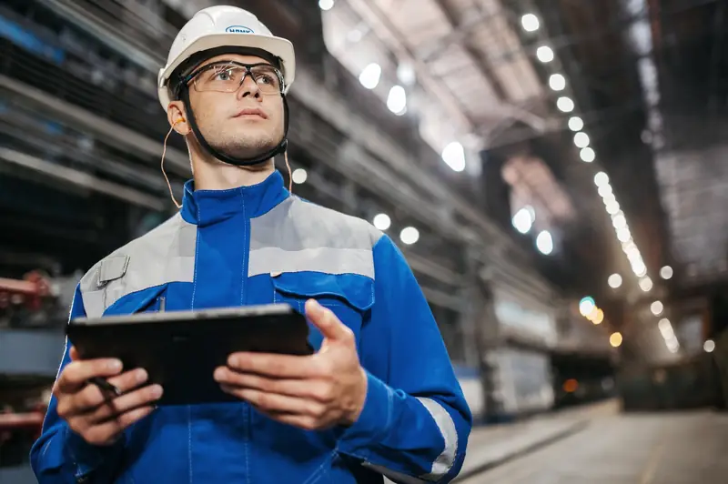 Tecnico con tablet in uno stabilimento produttivo